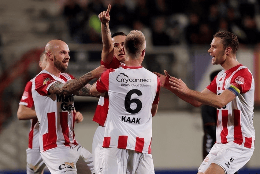 靠中场球员 靠中场球员